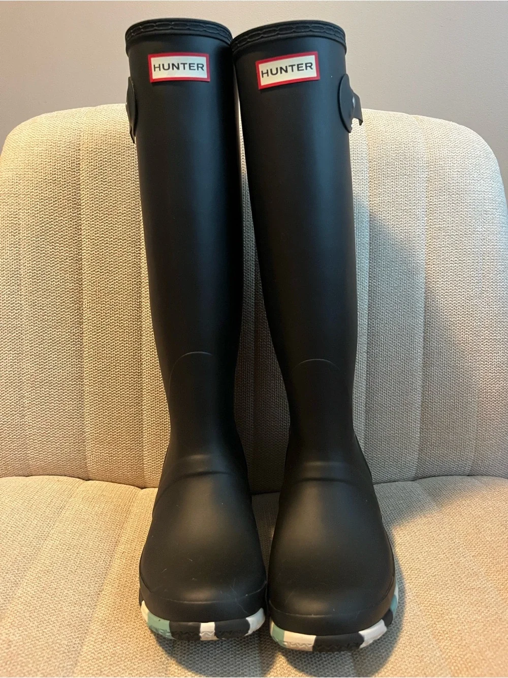 Hunter woman’s tall black rubber rain boots camo splash soles size 8